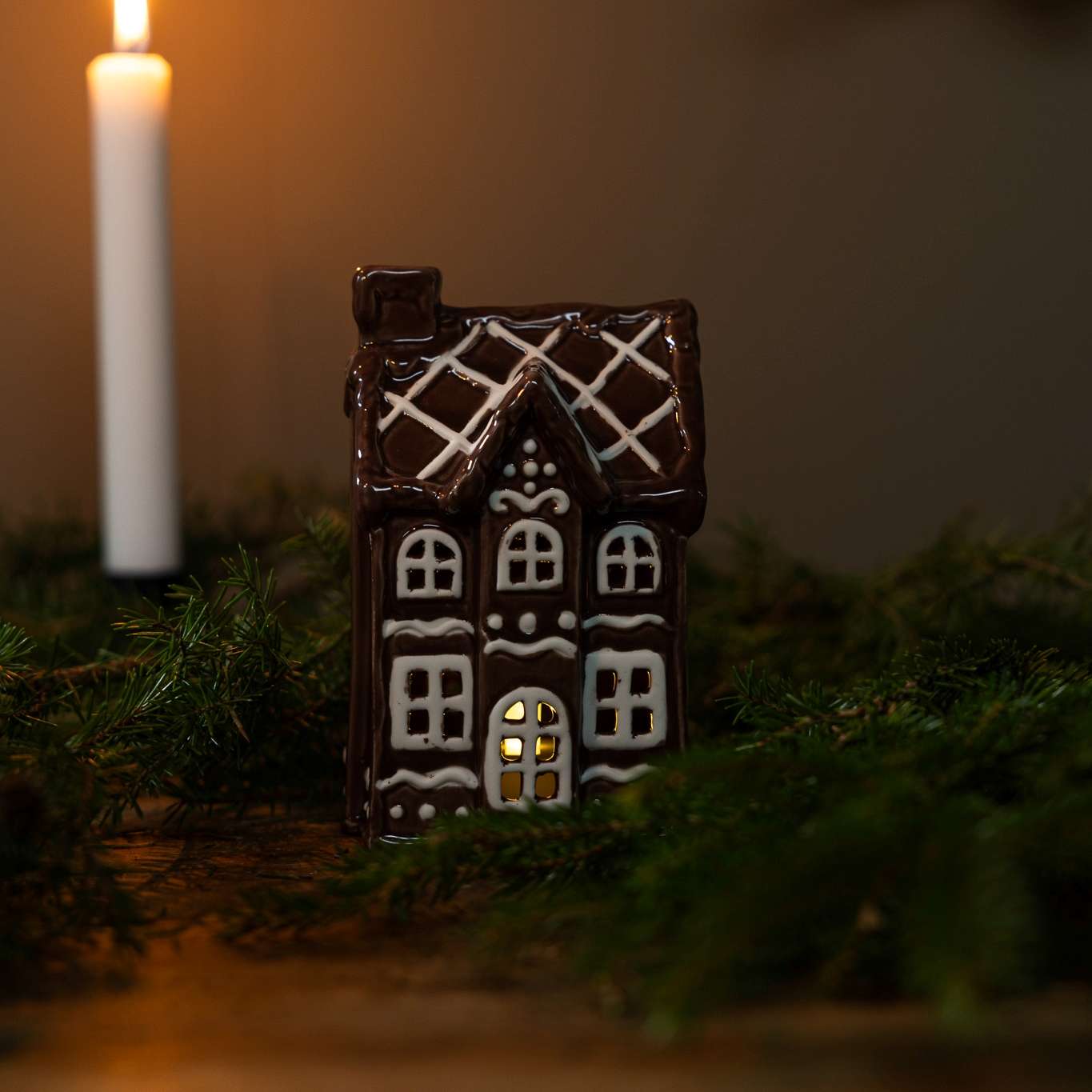 Immagine principale di Casetta decorativa Julbyn nr 1 in Ceramica lucida Cioccolato | Storefactory
