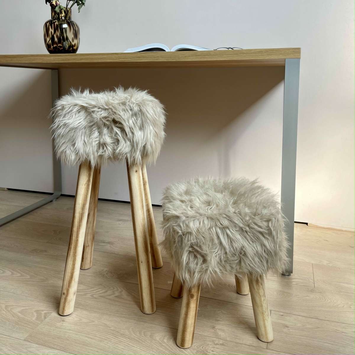 Immagine del prodotto Sgabello Alto Pelo Lungo con Gambe in Legno (2 Colori) | Pietro Zanetti Home