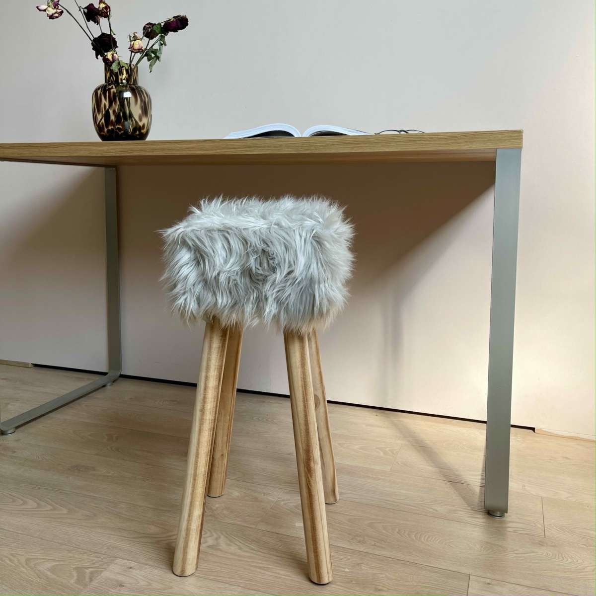 Immagine del prodotto Sgabello Alto Pelo Lungo con Gambe in Legno (2 Colori) | Pietro Zanetti Home