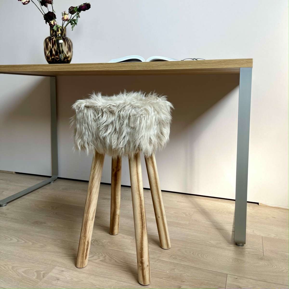 Immagine del prodotto Sgabello Alto Pelo Lungo con Gambe in Legno (2 Colori) | Pietro Zanetti Home