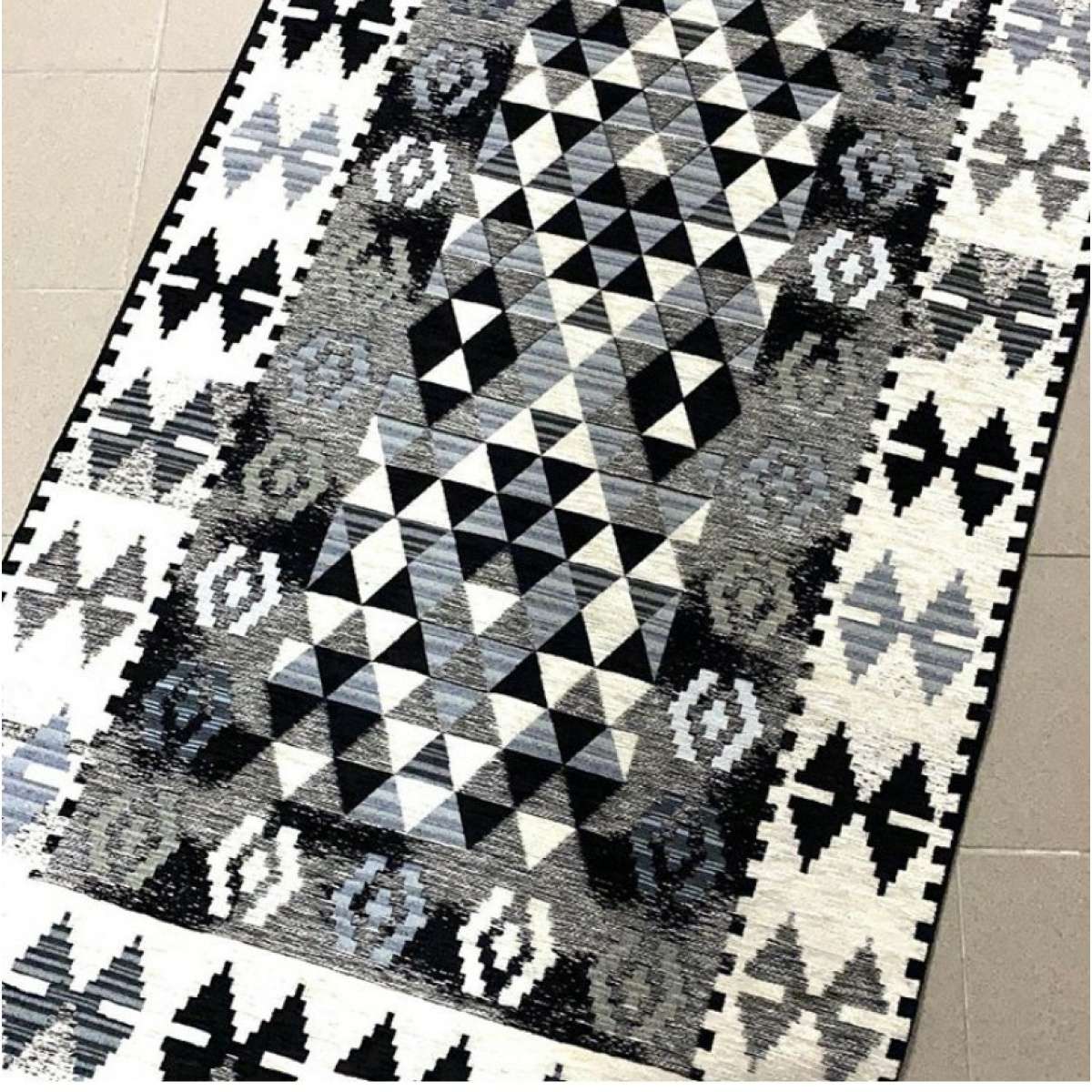 Immagine del prodotto Tappeto Kilim Nero Antiscivolo e Lavabile in Lavatrice | Pietro Zanetti Home