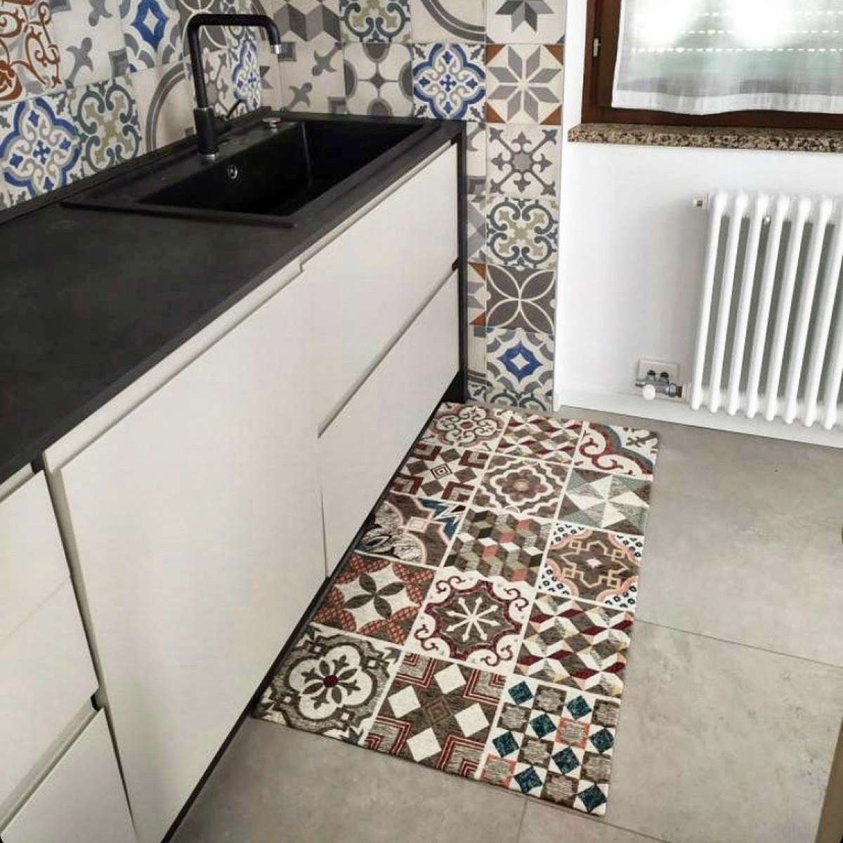 Immagine variante 140x200 cm - Tappeto Maioliche Grigio Caldo Antiscivolo e Lavabile in Lavatrice | Pietro Zanetti Home