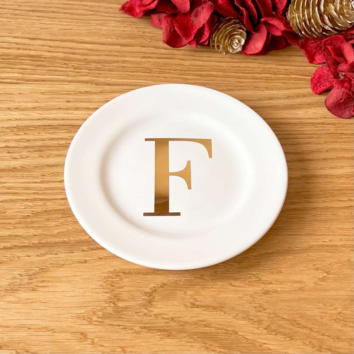 Immagine variante F - Piattino Rotondo in Ceramica Bianca con iniziale Oro 14cm (A-Z) | Fiorditerra
