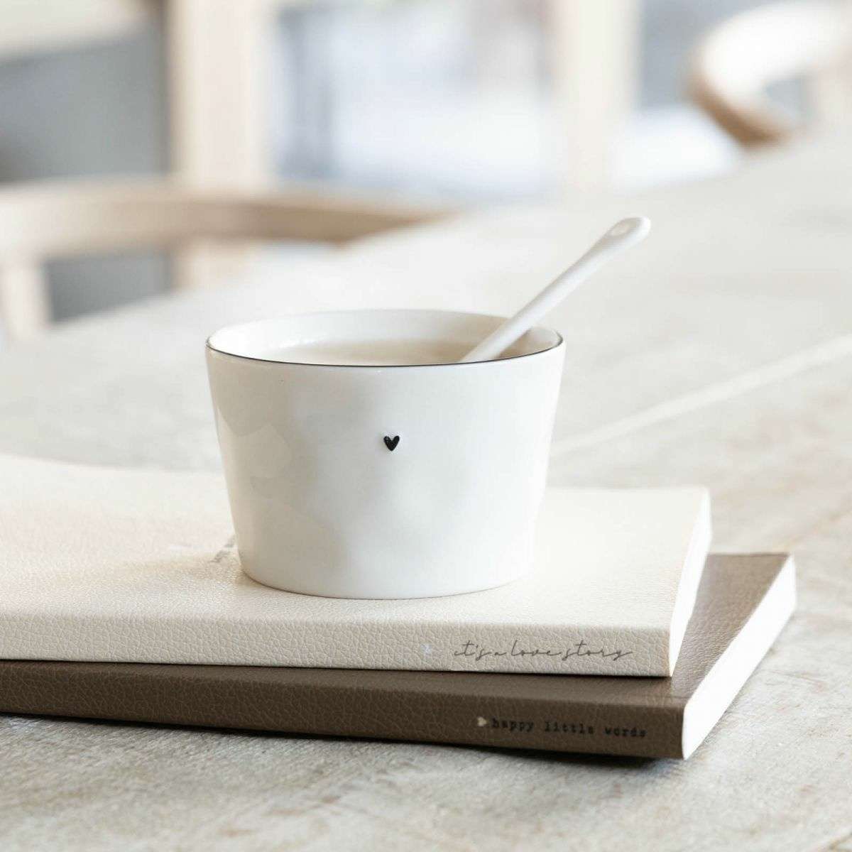 Immagine del prodotto Ciotola in Ceramica Bianca con Cuoricino Nero | Bastion Collections